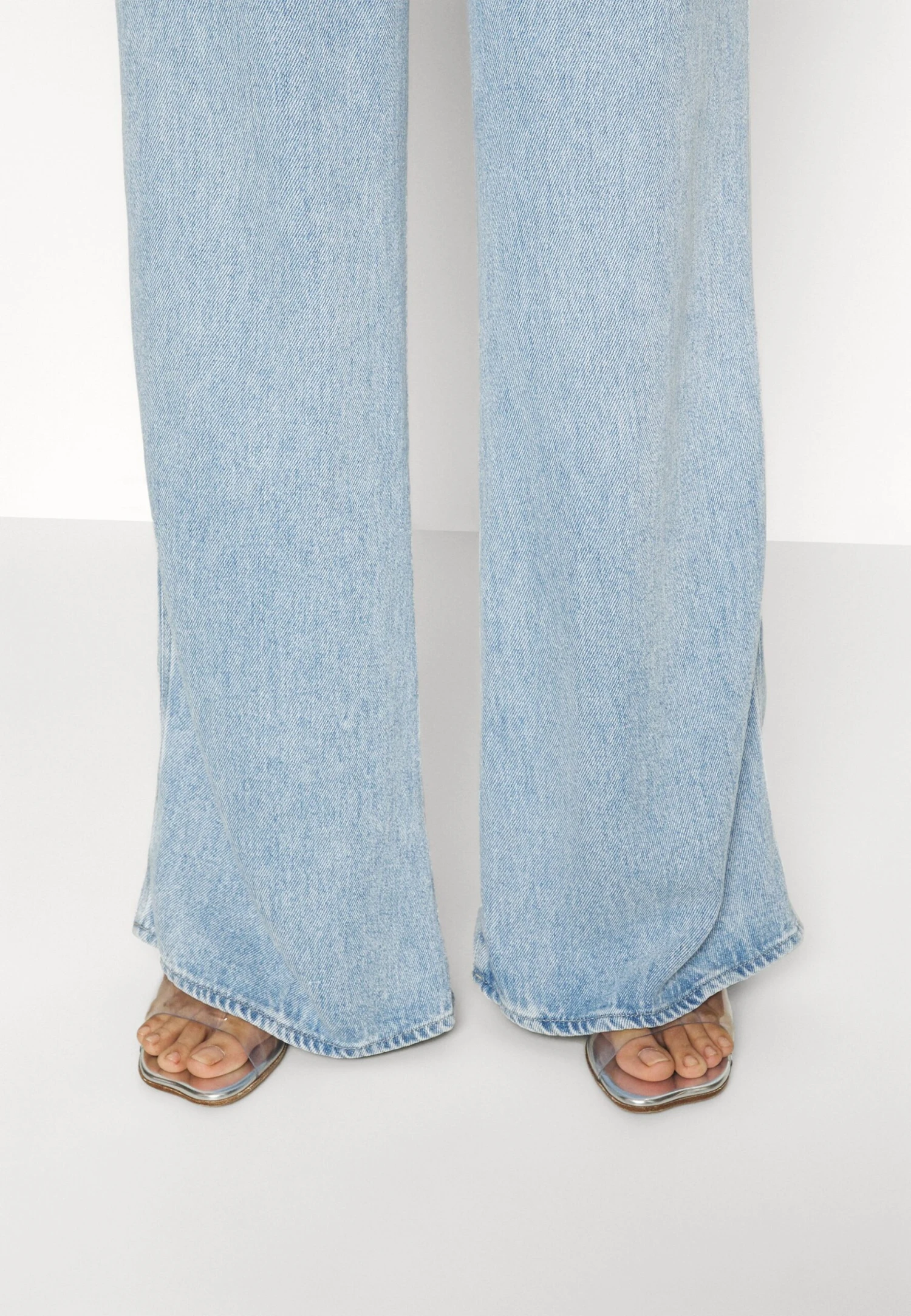 7 For All Mankind Lotta Laguna - Jean Bootcut - Light Blue 5 7 For All Mankind Lotta Laguna - Jean Bootcut - Light Blue – Image 5