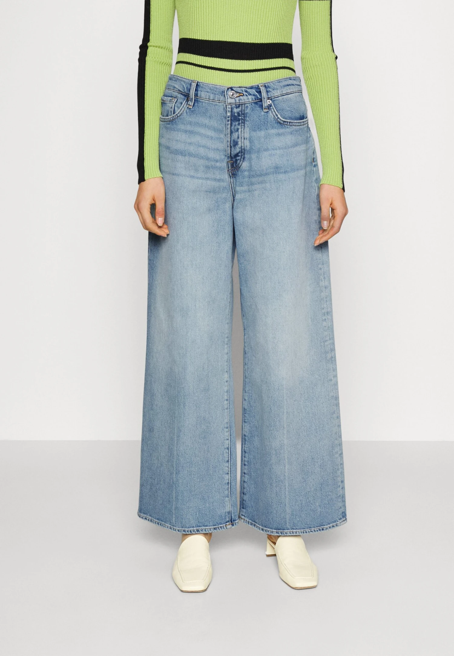 7 For All Mankind Zoey Air Wash - Jean Droit - Light Blue 1 7 For All Mankind Zoey Air Wash - Jean Droit - Light Blue