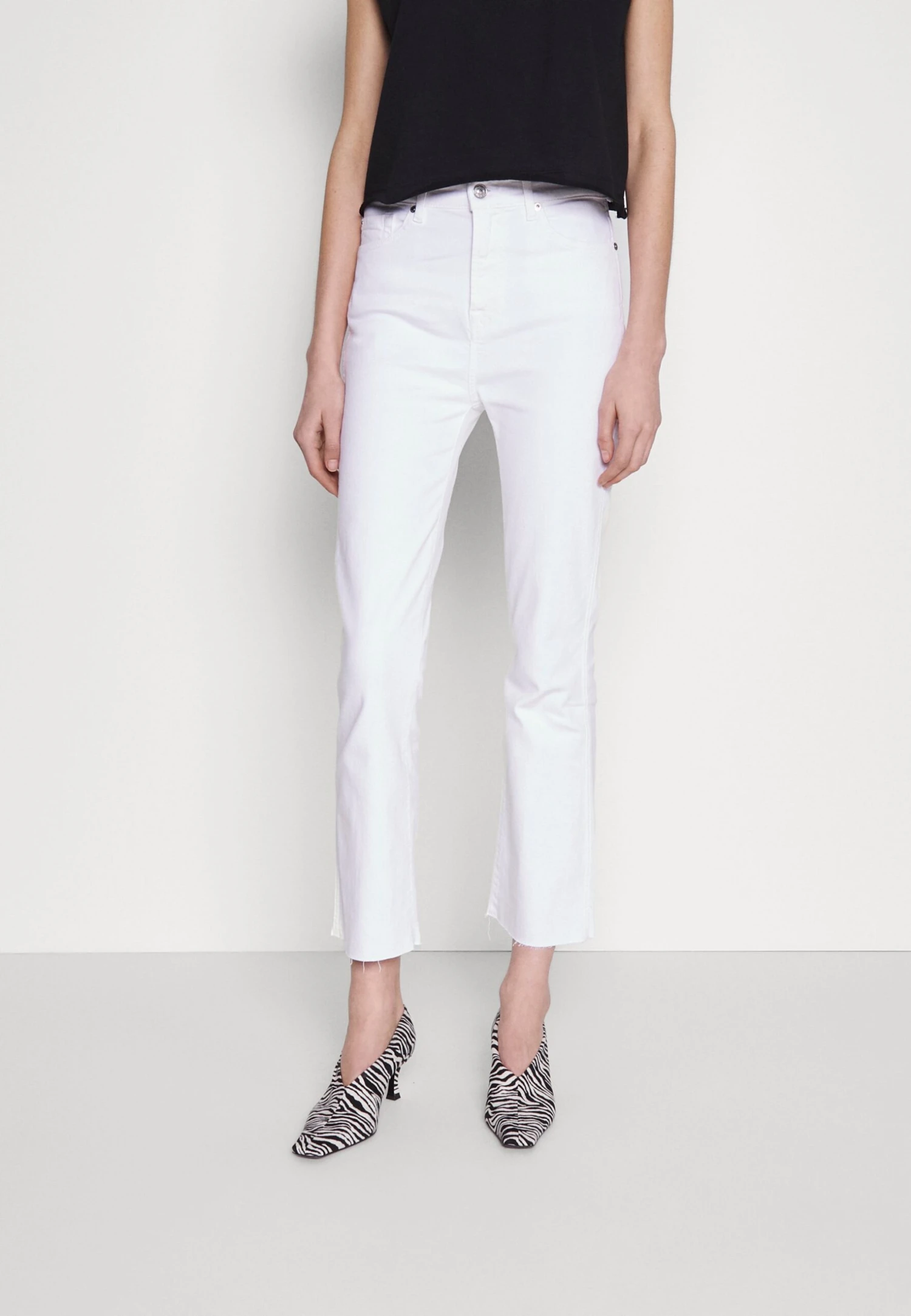 7 For All Mankind Slim Kick Optic - Jean Boyfriend - White 1 7 For All Mankind Slim Kick Optic - Jean Boyfriend - White