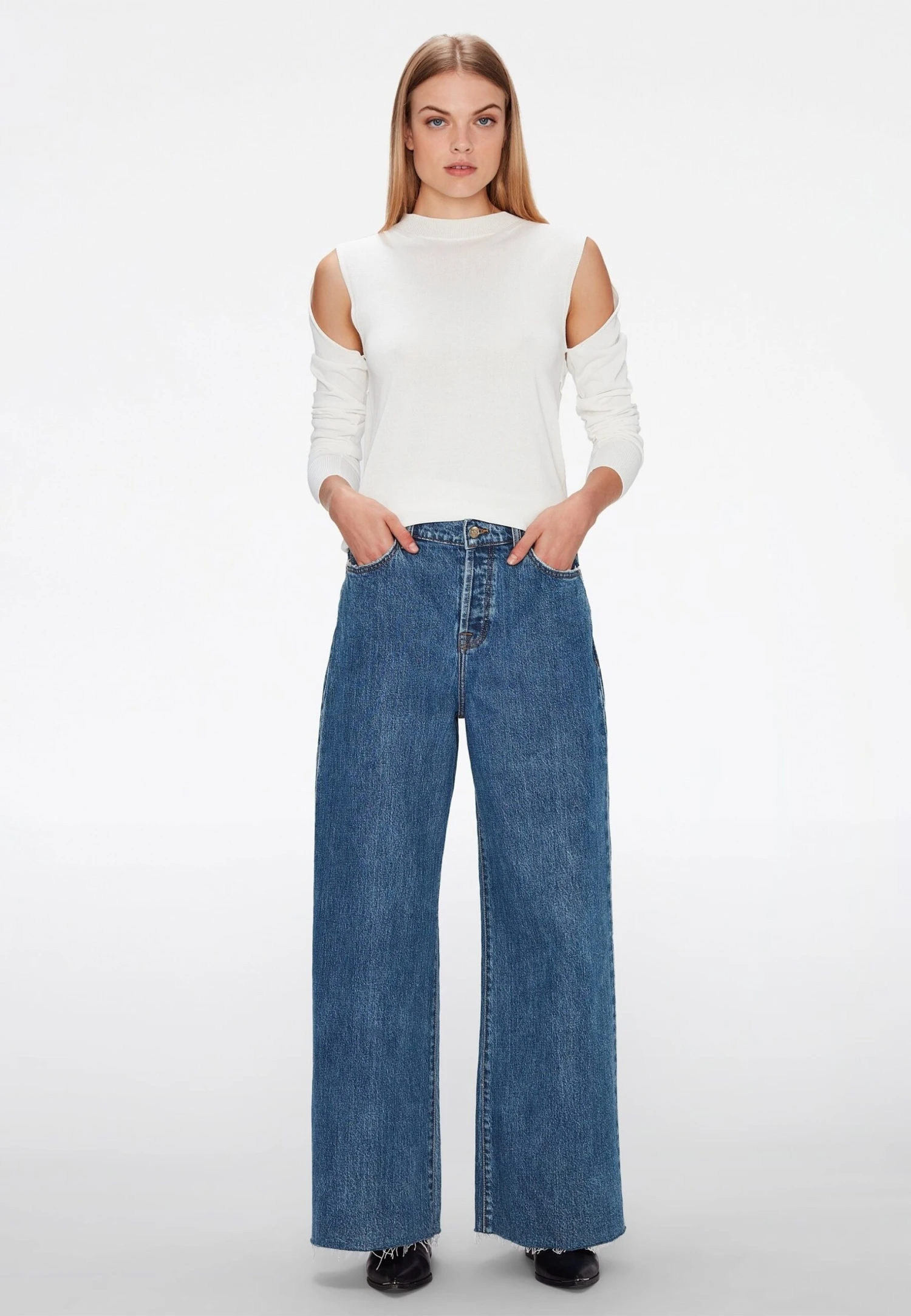 7 For All Mankind Zoey - Jean Flare - Mid Blue 2 7 For All Mankind Zoey - Jean Flare - Mid Blue – Image 2