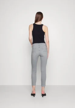 7 For All Mankind Roxanne Ankle Anchor - Jeans Skinny - Grey 8 7 For All Mankind Roxanne Ankle Anchor - Jeans Skinny - Grey -7 For All Mankind 879edeb773c949368a6d32ed101d0c22 scaled