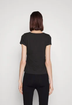 7 For All Mankind Andy Vneck Cotpol - T-Shirt Basique - Black 7 7 For All Mankind Andy Vneck Cotpol - T-Shirt Basique - Black -7 For All Mankind 9e271c279a8f4ddb95a45bbfe046f3e7 scaled