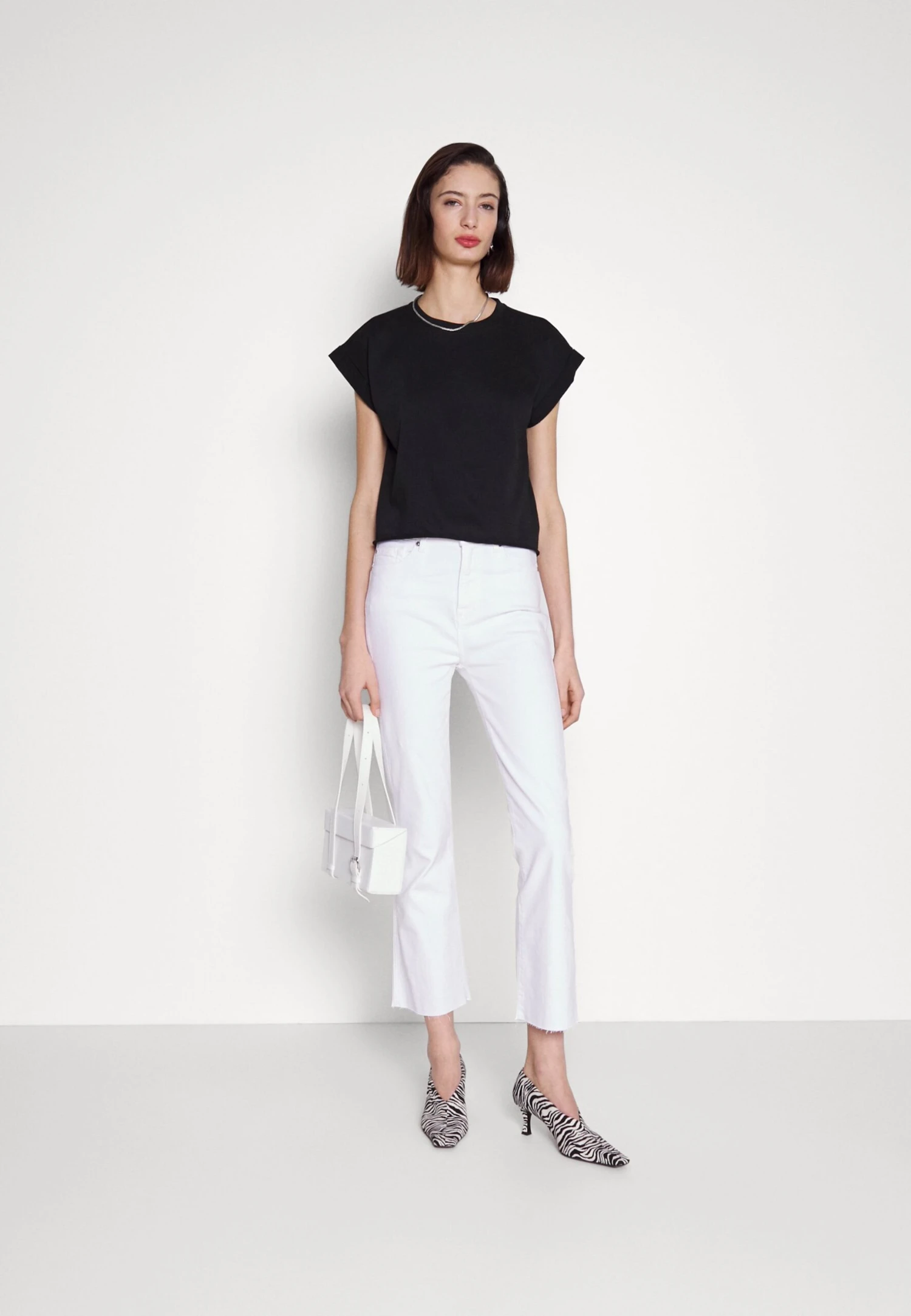 7 For All Mankind Slim Kick Optic - Jean Boyfriend - White 2 7 For All Mankind Slim Kick Optic - Jean Boyfriend - White – Image 2