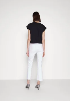 7 For All Mankind Slim Kick Optic - Jean Boyfriend - White 7 7 For All Mankind Slim Kick Optic - Jean Boyfriend - White -7 For All Mankind dd53e190a0224435af318ec60bef036b scaled