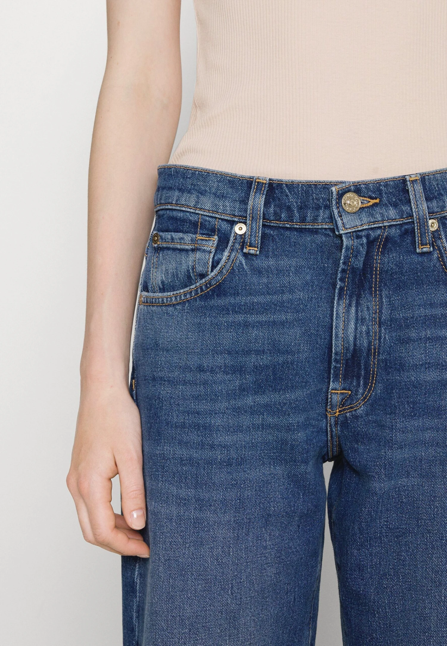 7 For All Mankind Tess Trouser Explorer - Jean Boyfriend - Mid Blue 4 7 For All Mankind Tess Trouser Explorer - Jean Boyfriend - Mid Blue – Image 4